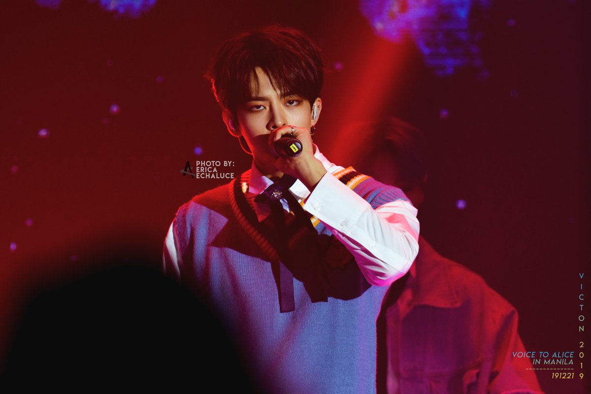 AKALabel_'s tweet photo. 191221 VICTON 1st Asia Tour "VOICE TO ALICE" in Manila 2019
Subinnie's captivating stares 👀👀
#VICTON #빅톤 #SUBIN #수빈 #정수빈 #VOICE_TO_ALICE #VOICETOALICE #VoicetoAliceinMNL #VICTONinMNL #AKALabel https://t.co/XRPCzRbadl