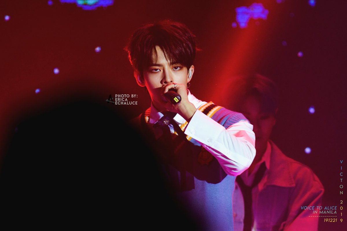 AKALabel_'s tweet photo. 191221 VICTON 1st Asia Tour "VOICE TO ALICE" in Manila 2019
Subinnie's captivating stares 👀👀
#VICTON #빅톤 #SUBIN #수빈 #정수빈 #VOICE_TO_ALICE #VOICETOALICE #VoicetoAliceinMNL #VICTONinMNL #AKALabel https://t.co/XRPCzRbadl