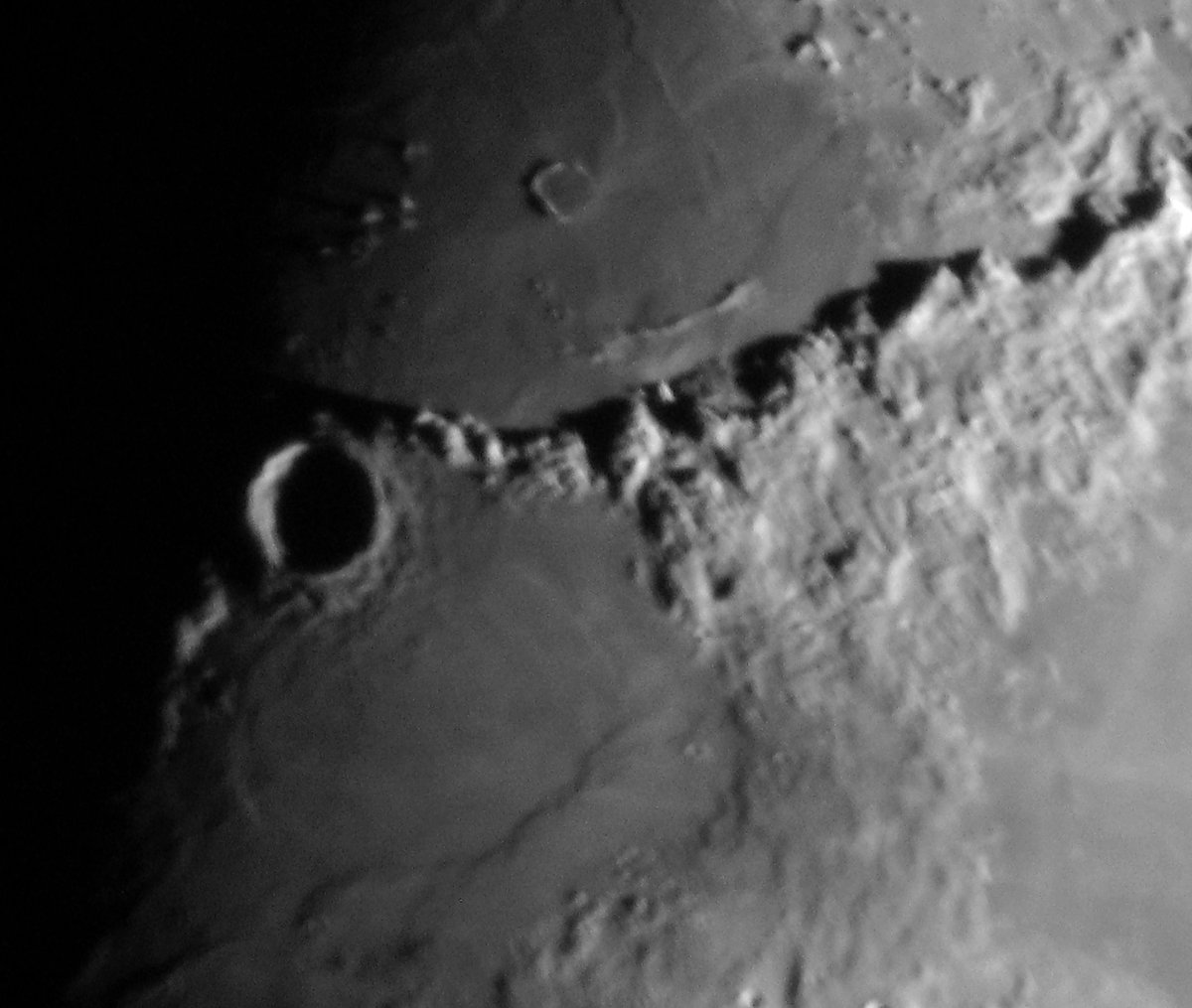 OhmanTeemu's tweet photo. Kun on #TermiTorstai, pari #digiscoping-räpsyä viime yöltä ja samalla #Kuu'n geologista aikakautta. #Imbrinen kausi sai nimensä #Imbrium'in törmäysaltaasta. Sen eteläreunalla on #Eratosthenes #kraatteri, josta nimen sai #eratostheeninen kausi. #TieteenTermit #ImpactBasin #Moon https://t.co/6TILJmBbfU