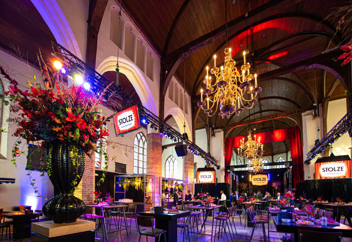 vdmaarelsfeer's tweet photo. Komende periode blikken wij terug op een aantal mooie events waar wij de styling hebben verzorgd ter inspiratie. Dit keer een #vintage look in de Oude Kerk in Naaldwijk voor het 50-jarig jubileumevent van #Stolze. In samenwerking met Arling.#events #eventstyling #interieur https://t.co/F6YWShlsMy