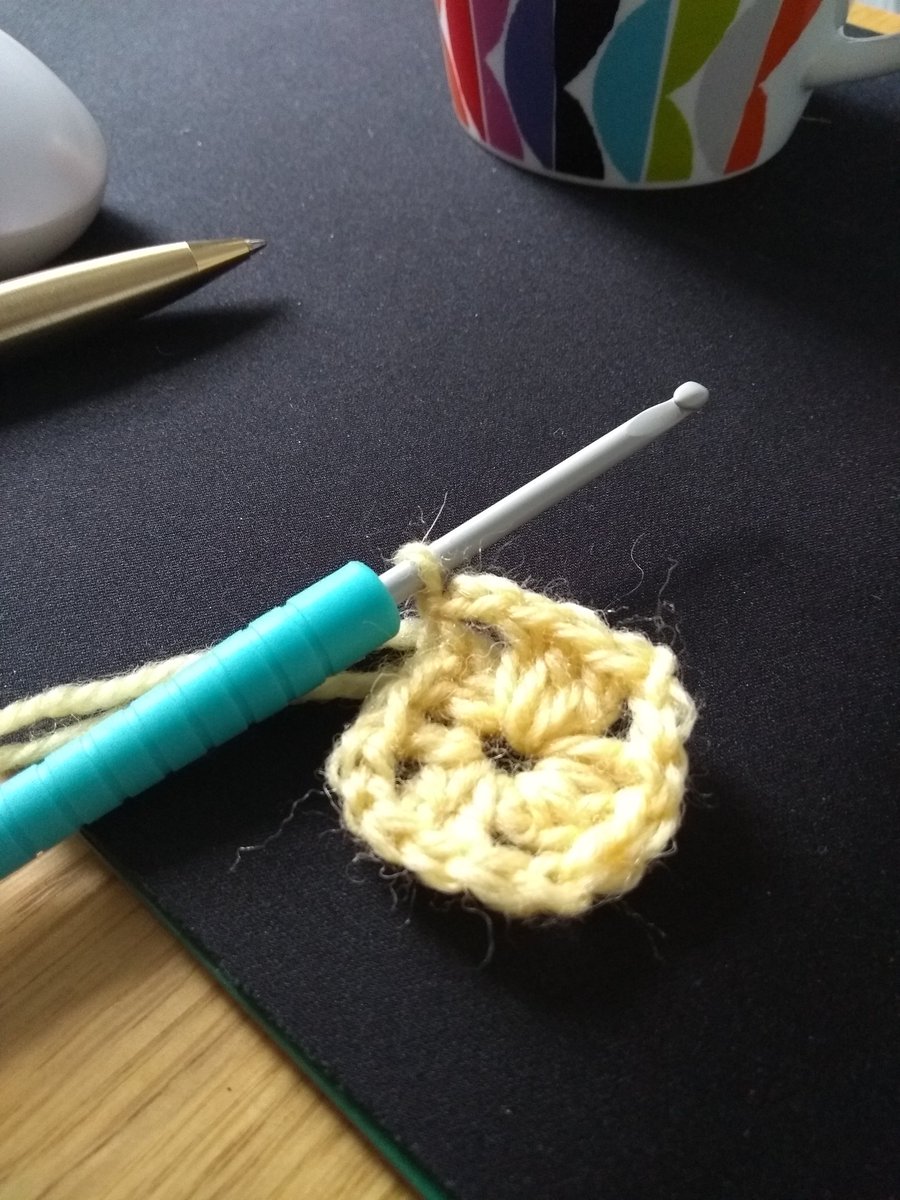 And I have the beginnings of a granny square thanks to @BevhIROR's expert tuition.
#crafting