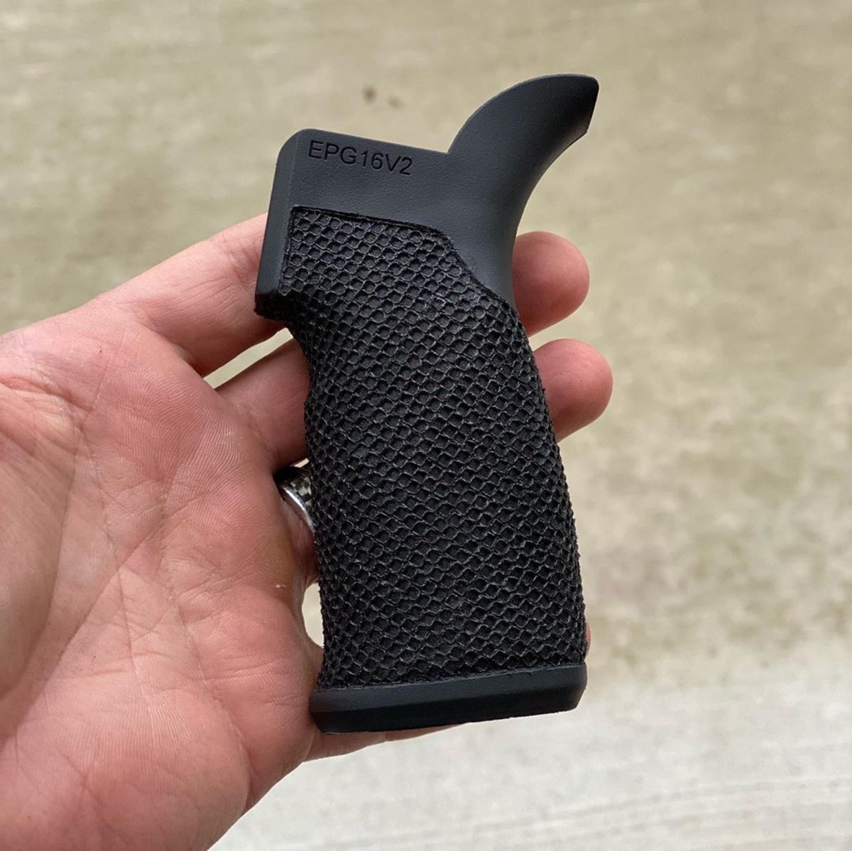 MissionFirstTac's tweet photo. Awesome stippling job 🙌🏼🇺🇸

#Repost @m_m_tactical
・・・
MTF AR Grip wrapped up in some mesh texture.  #ar15 #ar15grip  #stippling #glockstippling #stippledgrip #stippledglock #polymersurgeon #customguns https://t.co/fykZ0qRqno