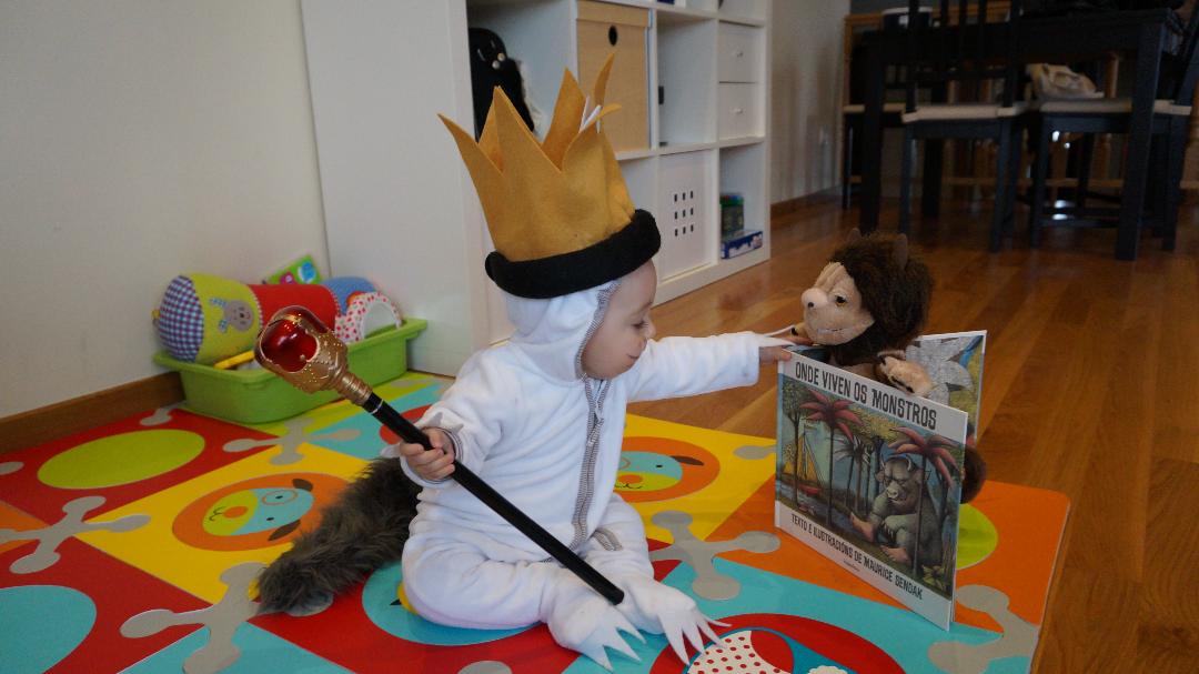 bpneiravilas's tweet photo. OS RECUNCHOS DA LIX

"A noite en que Max puxo o seu traxe de lobo..." 🐺

Onde viven os Monstros, de Maurice Sendak, editado por @KalandrakaEdit 

#RecunchosDaLIX
#DILI
#DíaDoLibroInfantilXuvenil https://t.co/bYmav6MQXL
