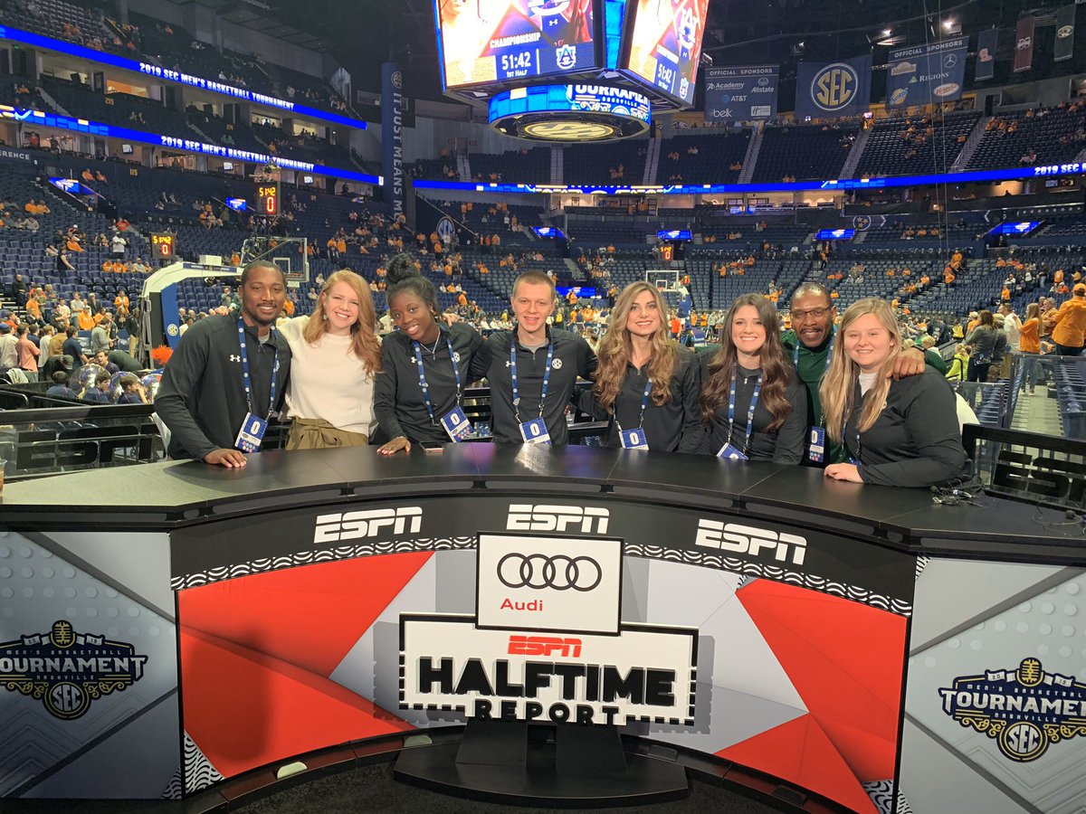 KatMD11's tweet photo. @_sidneyrd @hanley_kelsey @katie_gaubert @kk_stoess Lots of good friends and great memories as a Wildcat 💙☺️ https://t.co/ZBHFod3ddg