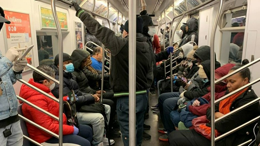 ABC7NY's tweet photo. Coronavirus News: Social distancing is not happening on the NYC subway https://t.co/gU6fO3R560 https://t.co/ivJrE7efj1