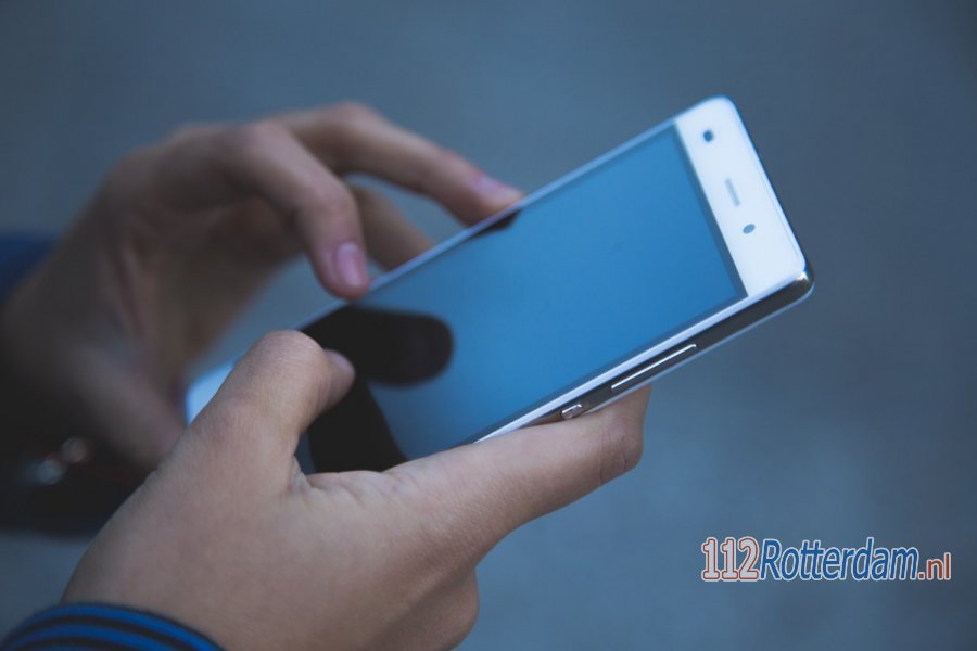 Vader in #Rotterdam neergestoken tijdens verkoop telefoon van dochter. 112Rotterdam.