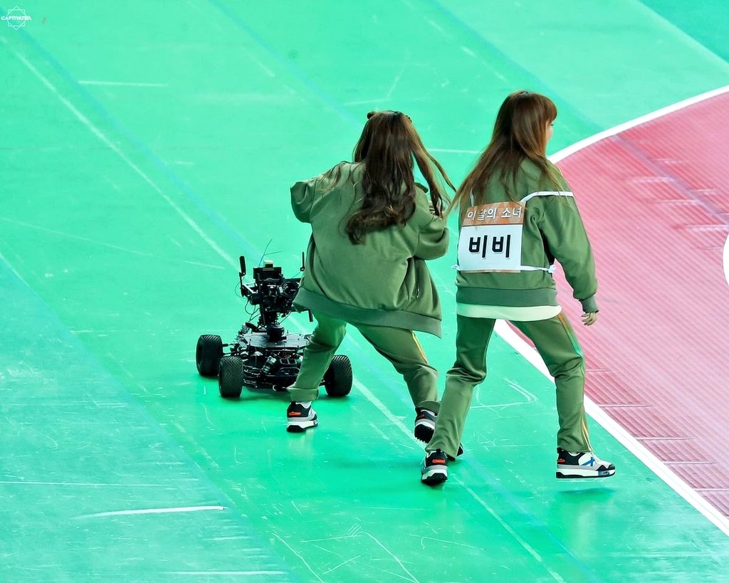 deu_k_poppete's tweet photo. #loona #loonafirstwin #yeojin #vivi #LOONA_SOWHAT #orbit
Cutest slide of pics ever, Yeojin just got everyone's heart and we can do nothing about it. https://t.co/AqNmHeSJQ6