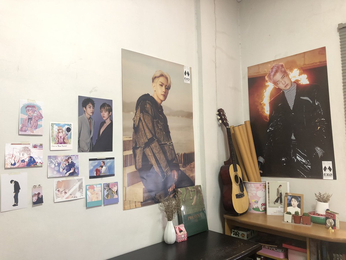 minseokhyung99's tweet photo. วันก่อนจัดห้องแล้วเห็นกองโปสเตอร์เลยอยากเอามาติด เสิร์ชหากาวแล้วเจออันนี้เลยลองสั่งมา เป็นกาวแบบดินน้ำมัน มันเริ่ดมากกก นี่เคยลองใช้เทปกาวแปะแล้วหลุดตลอด แต่อันนี้ติดแน่นไม่หลุดเลย ราคาไม่แพง แกะออกก็ไม่เป็นรอย  #ไว้รีวิวห้ามขายของโว้ยย https://t.co/TqpAXXXvuF
