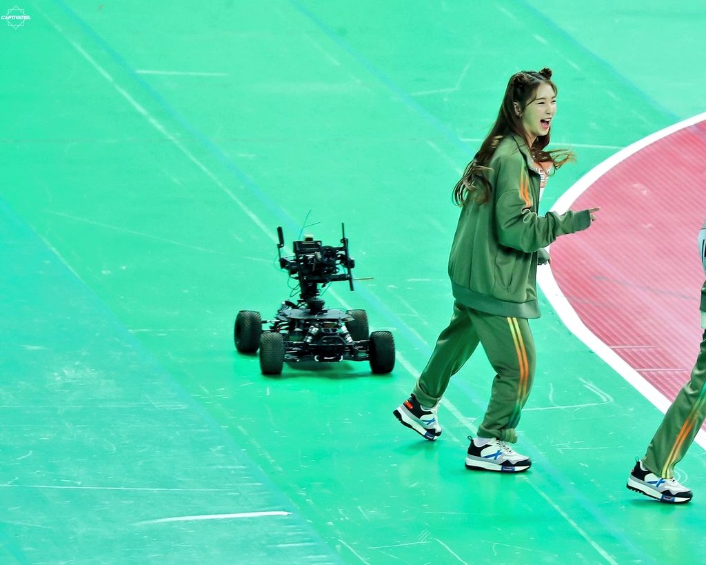 deu_k_poppete's tweet photo. #loona #loonafirstwin #yeojin #vivi #LOONA_SOWHAT #orbit
Cutest slide of pics ever, Yeojin just got everyone's heart and we can do nothing about it. https://t.co/AqNmHeSJQ6