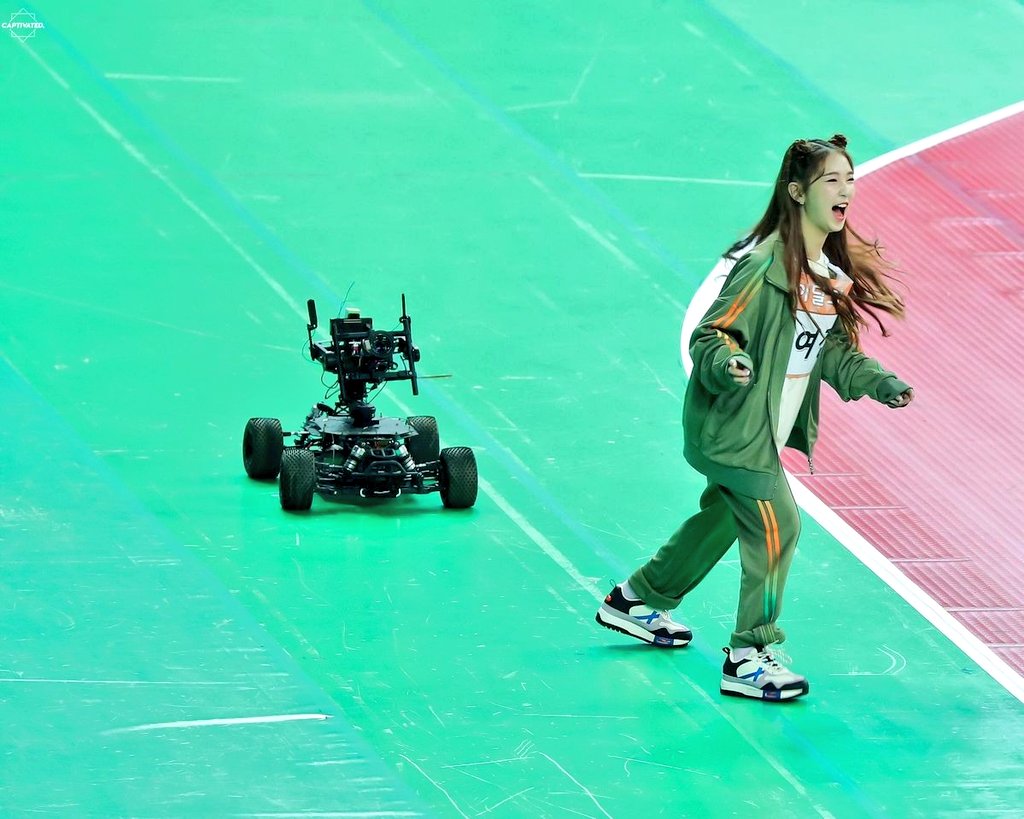 deu_k_poppete's tweet photo. #loona #loonafirstwin #yeojin #vivi #LOONA_SOWHAT #orbit
Cutest slide of pics ever, Yeojin just got everyone's heart and we can do nothing about it. https://t.co/AqNmHeSJQ6