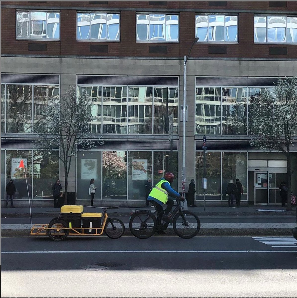timogeo's tweet photo. #socioeconomicdistancing #thanksfordelivering
Delivery is the backbone of NYC right now and they should be getting hazardous duty pay. Those with means stand 6ft apart. Less means = more contact. The technological and financial divide is made even more clear during a city crisis. https://t.co/G1lN1OdGjv