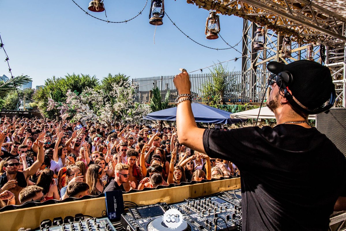 How our weekends should be looking now 😅

Practise self-isolating... Save our summer! ♥️