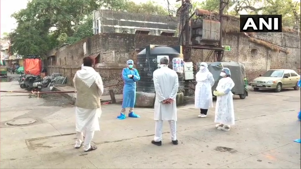 ANI's tweet photo. Madhya Pradesh: Health workers on whom stones were pelted by locals yesterday at Tatpatti Bakhal in Indore, today visited the same area to carry out screening services. Dr Zakiya Sayed says, "We have sustained injuries but we have to do our job and will not be scared." #COVID19 https://t.co/GiUBwd1F8C