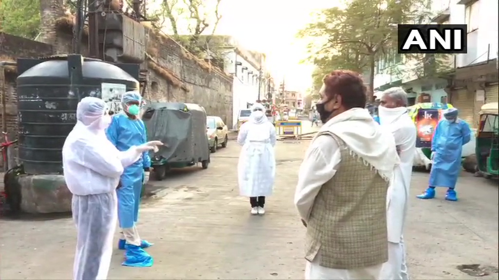 ANI's tweet photo. Madhya Pradesh: Health workers on whom stones were pelted by locals yesterday at Tatpatti Bakhal in Indore, today visited the same area to carry out screening services. Dr Zakiya Sayed says, "We have sustained injuries but we have to do our job and will not be scared." #COVID19 https://t.co/GiUBwd1F8C