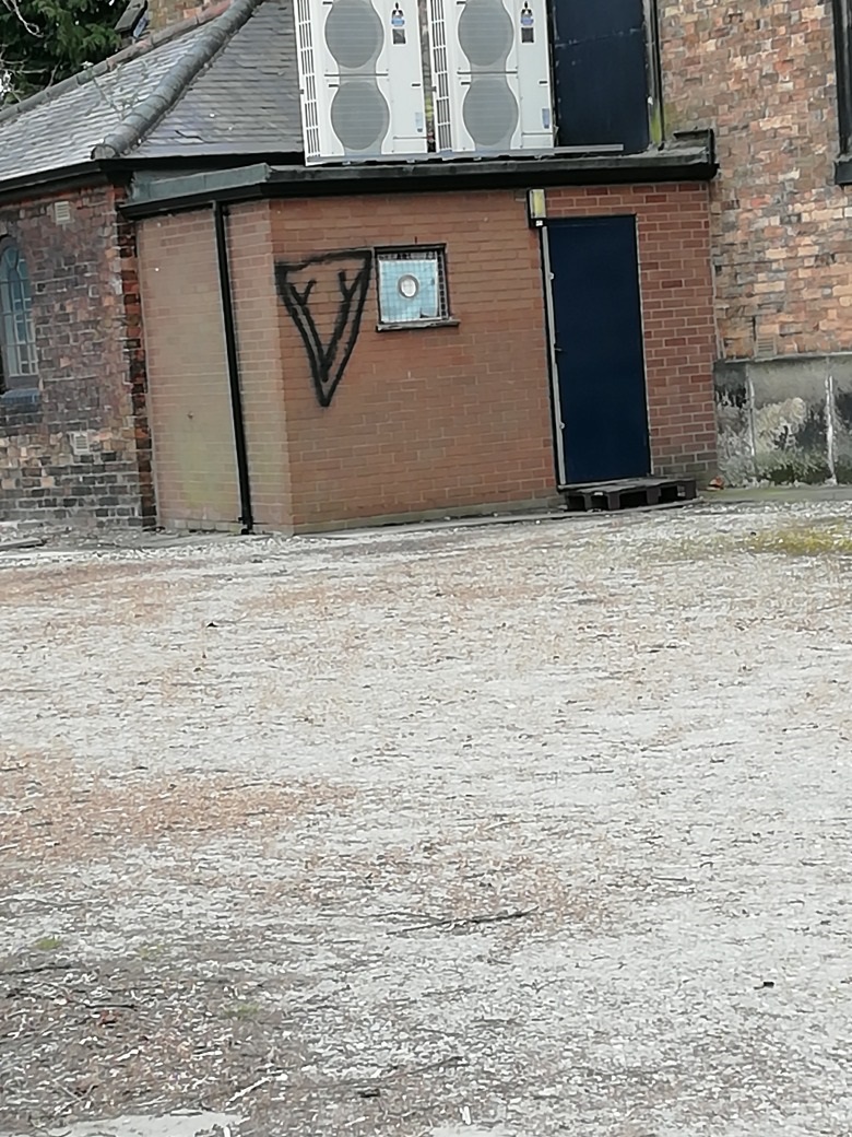 Can you help us identify this man? We're keen to speak to him after graffiti was sprayed at various locations in #Shrewsbury. If you can help us let us know tinyurl.com/wmf5g5v