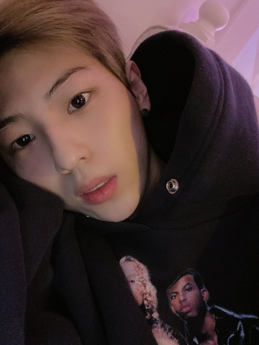 [#정훈]

저 잘 지내구 있어요 하나들!!
요즘 날씨도 좋아서 많이 보고싶네요😭