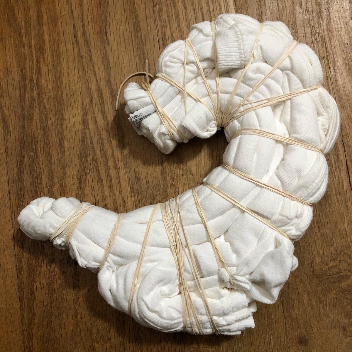 TheLeesOfMemory's tweet image. Had fun bandin' up a batch of #IceAndTime #icedyes for the first time in quite a while so I could hook some friends up (once it is completely safe to do so, of course!) Time to re-up on #FiberReactive #ProcionDyes from the pros at @dharmatrading 🌈🔥