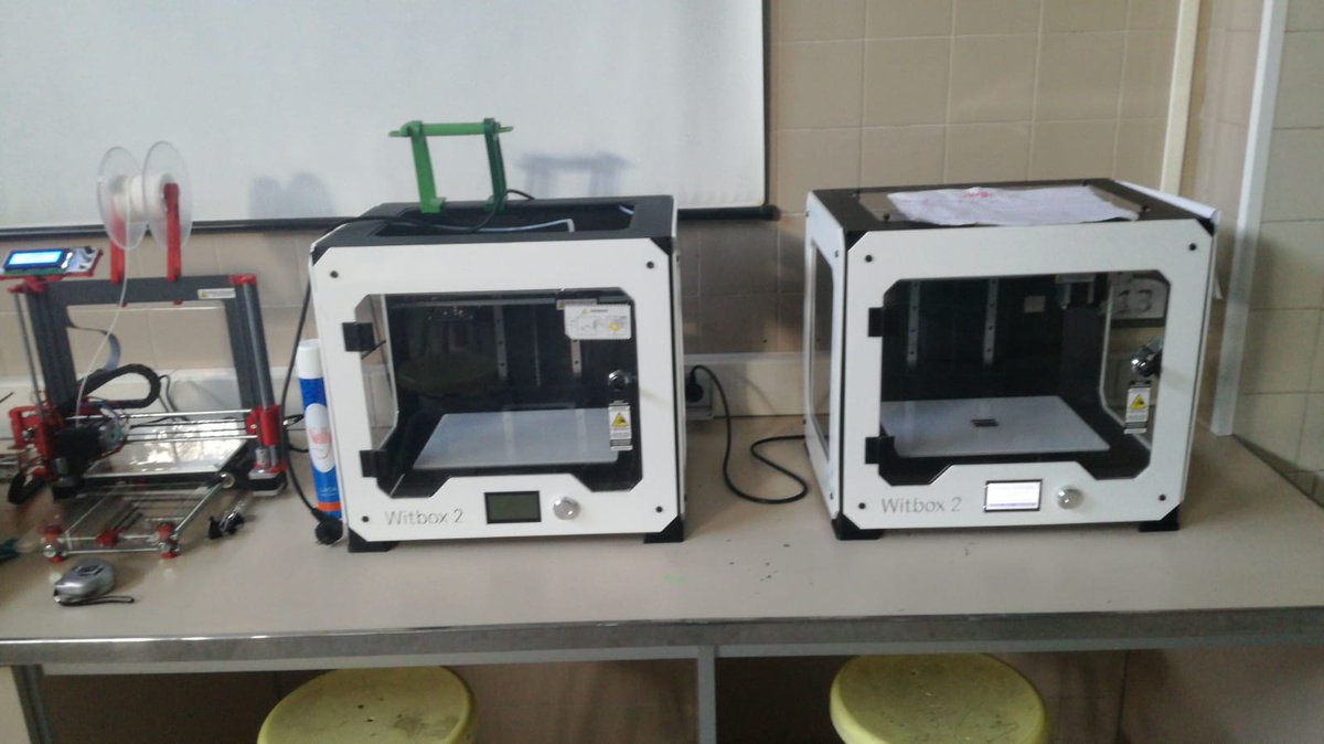 ColegioMirabal's tweet photo. El @ColegioMirabal ha cedido a @BQEducacion las tres impresoras 3D que los alumnos de ESO y Bachillerato utilizan en sus clases para colaborar en la impresión de más de 1.000 máscaras de protección al día para el personal médico de España @RetoTechFundEndesa @FundacionEndesa https://t.co/UTp1KRidOr