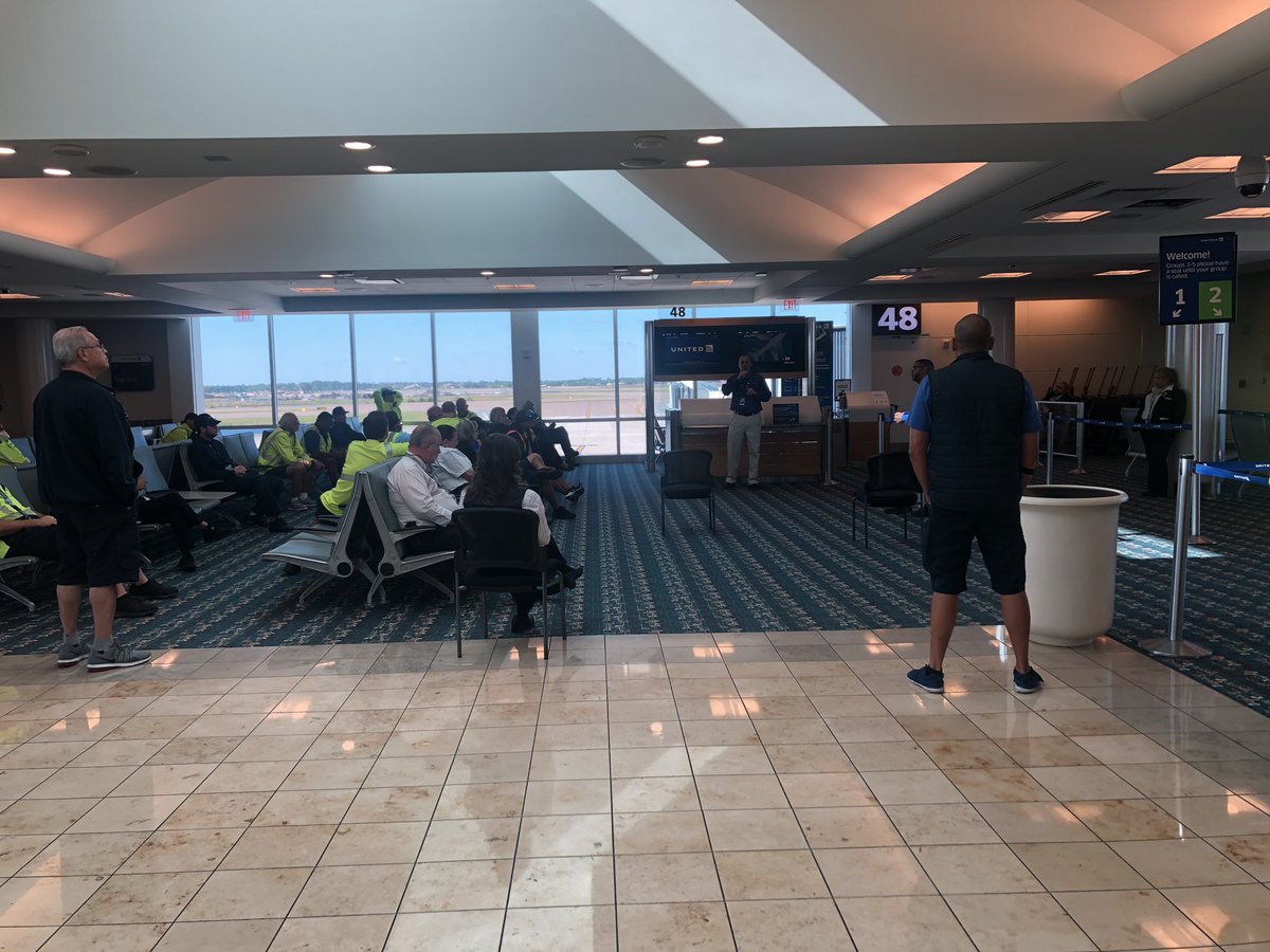 RichardRatlifff's tweet photo. MCO leadership town hall keeping our employees informed and keeping us safe!!  Thanks!!  @SalangaJ @JMRoitman @KevinSummerlin5 @BsquaredUA https://t.co/LGJiENvhch
