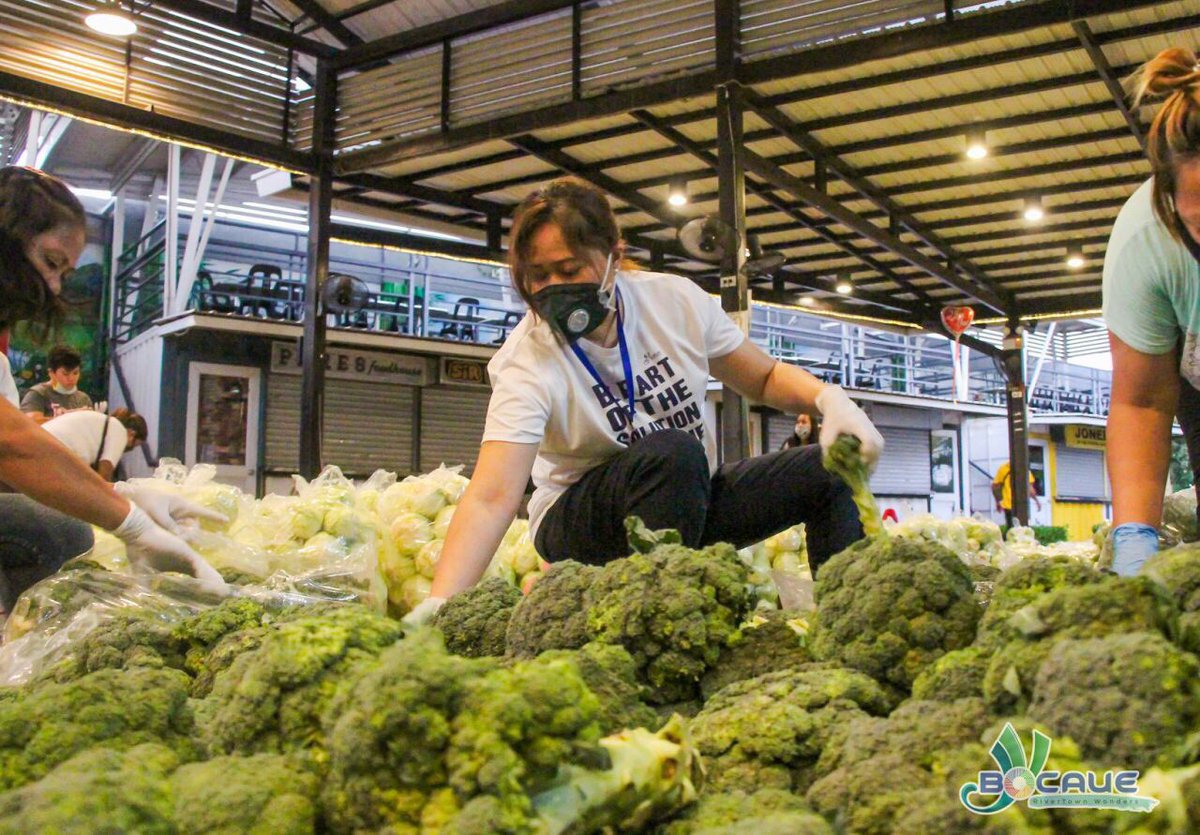 LOOK: Nire-repack ng lokal na pamahalaan ng Bocaue, Bulacan ang nasa 13,200 kilo ng assorted vegetables na binili mula sa mga Igorot farmers sa Bauko, Mt. Province. Ipamimigay ‘yan sa nasa 16,000 senior citizen sa kanilang bayan ( Bocaue LGU) |  @nicowaje