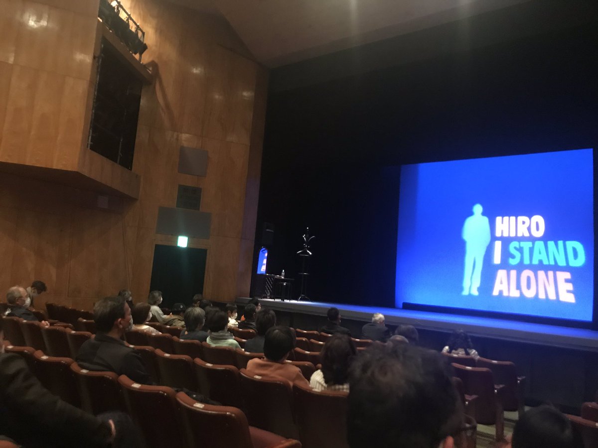 松元ヒロさんの4日興行初日。総理や知事の要請で一部土日を興行中止、木金興行実施により「こんな時になぜやる？」『やって』に対応。前売券売切れなのに都合で来られない人来ない人忘れてる人精算済の人…少ない観客にヒロさんリラックスでベスト高座。みんな各々隣との距離を保ちつつ客席前方に移動