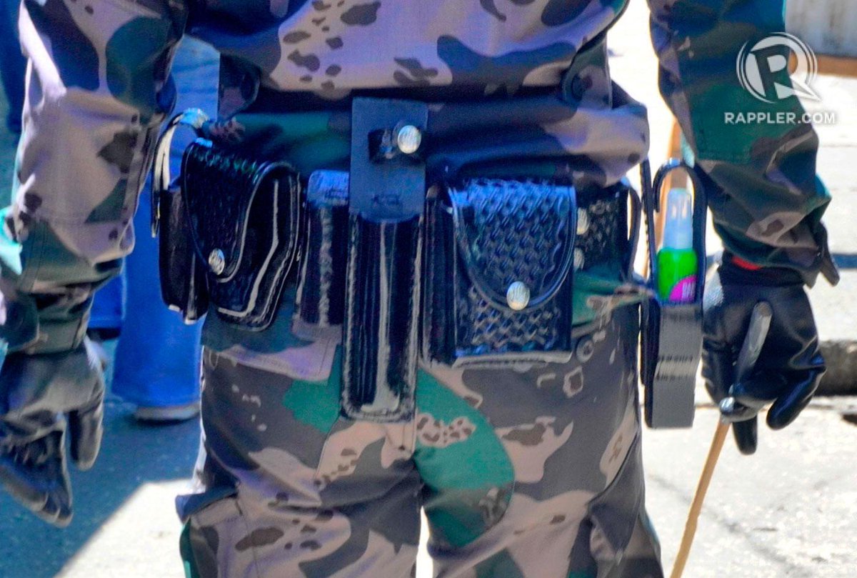 rapplerdotcom's tweet photo. LOOK: Police officers in Baguio City on Thursday, April 2, ditch the usual guns and ammo as they carry disinfectants and sticks while patrolling and manning quarantine checkpoints. #LuzonLockdown 

Photos by Mau Victa/Rappler https://t.co/h9Ua4AF2rr