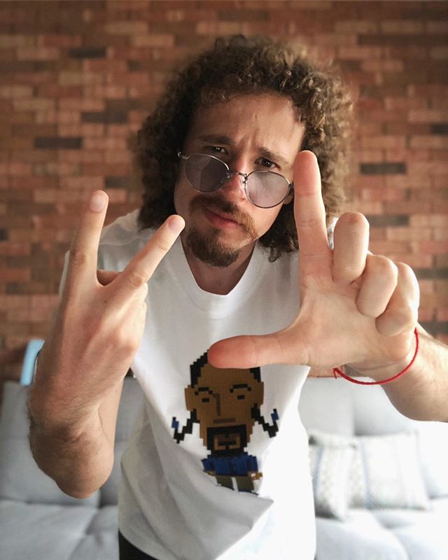 zelebco's tweet photo. @LuisitoComunica y su (supuesta) nueva novia. Conoce quién es esta chica https://t.co/IszMAUzjfQ https://t.co/sqzcbxpWV6