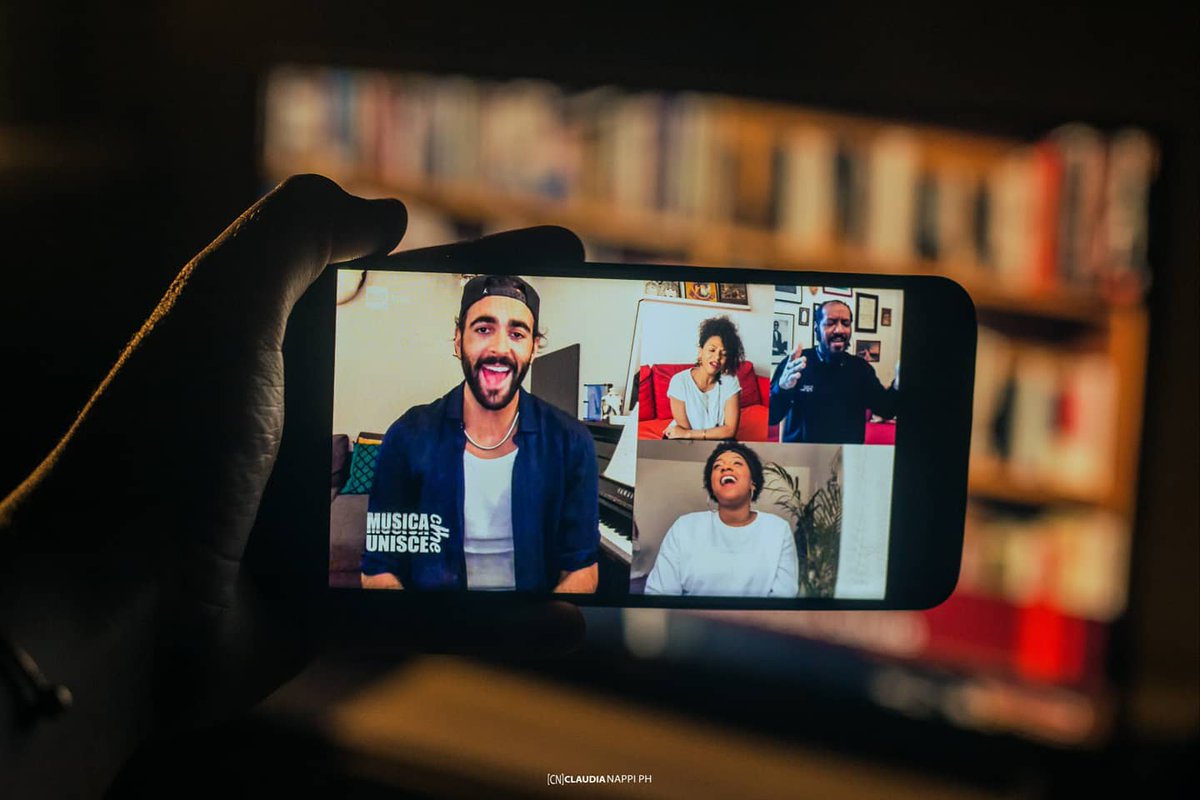 Ho immaginato di essere sotto il palco di un grande festival, chiamato <a href="/Musicacheunisce/">Musica Che Unisce</a> .
Io a scattare ricordi meravigliosi di quella serata unica. 
Fotografi di concerti in #quarantena 31.03 @Nappi House

#iofotografodacasa #musicacheunisce