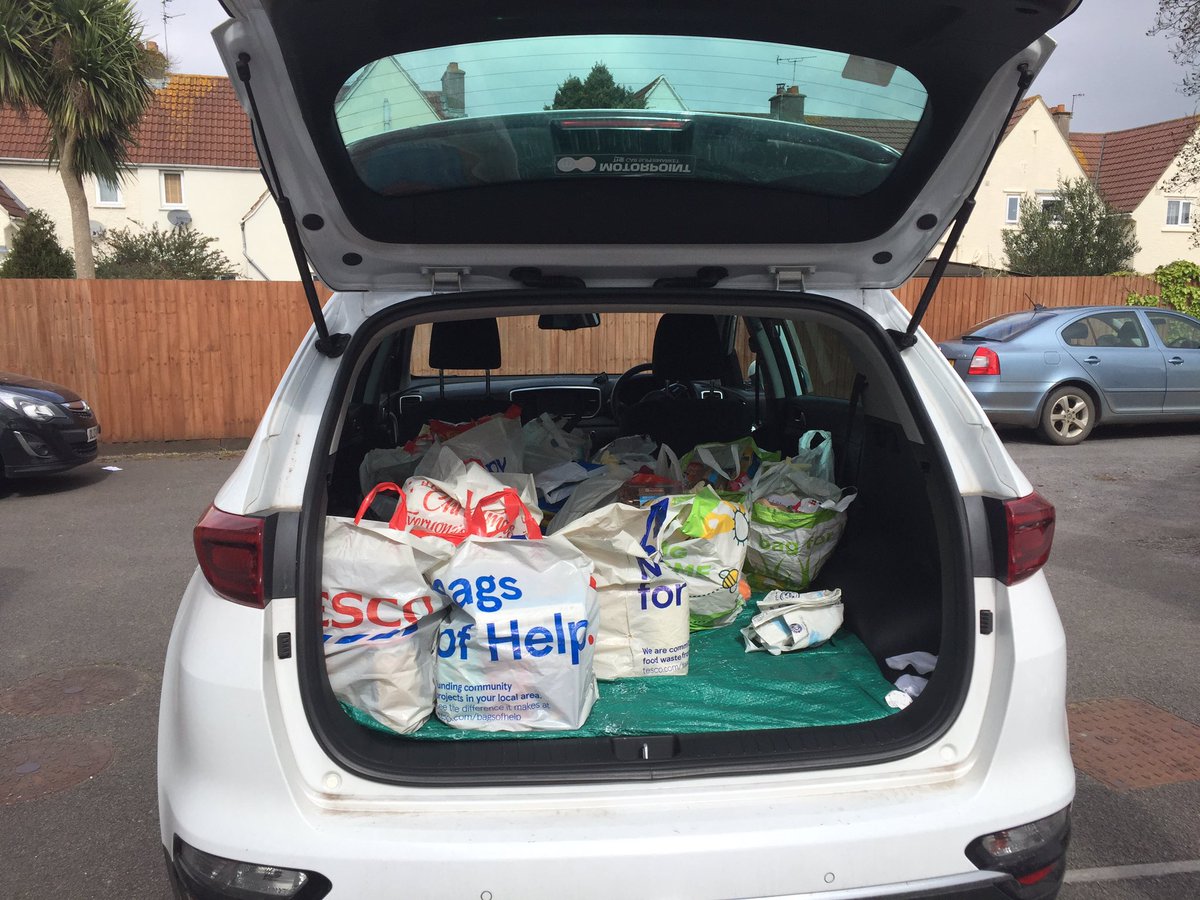 HRWW24k06x's tweet photo. Im proud to be part of @voyagelearning today. Thanks to @noradRT642, we managed to deliver 50 parcels to families to get them through the Easter break. Itโs humbling to think of the countless schools across the country doing the same to support the most vulnerable #thisisAP https://t.co/BrvFafIbEe