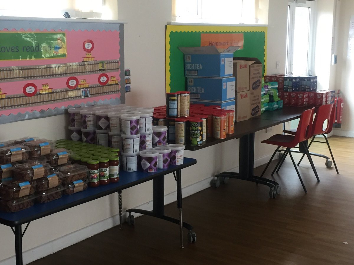 HRWW24k06x's tweet photo. Im proud to be part of @voyagelearning today. Thanks to @noradRT642, we managed to deliver 50 parcels to families to get them through the Easter break. Itโs humbling to think of the countless schools across the country doing the same to support the most vulnerable #thisisAP https://t.co/BrvFafIbEe