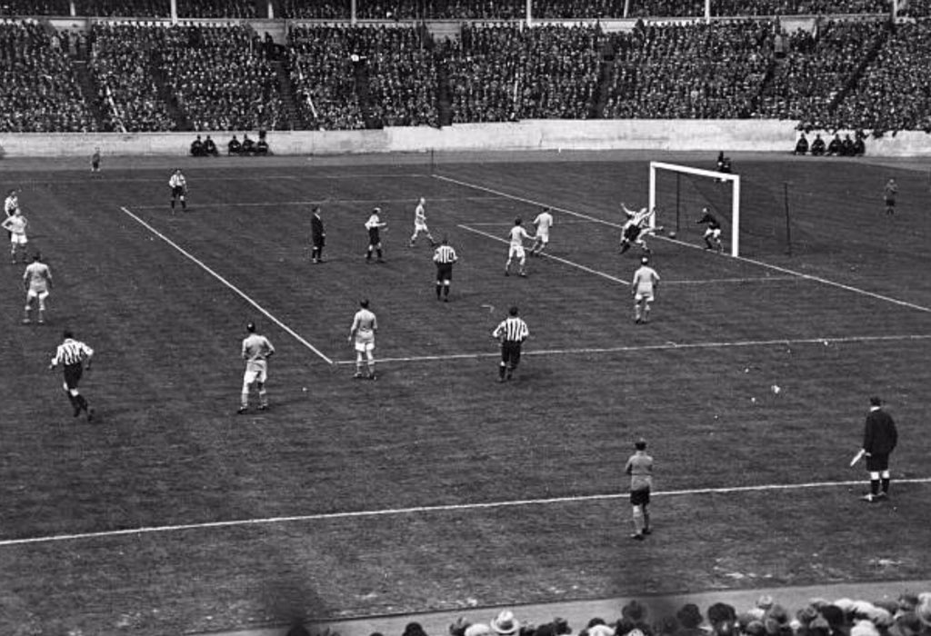 FA Cup Final 25th April 1925 Sheffield Utd 1 - Cardiff City 0 Sheffield United won by a single goal, scored by Fred Tunstall on 30 mins. This was United’s fourth cup final victory, and to date, their last. #SUFC #Sheffield #Blades #CCFC #Cardiff #FAcupfinal @FootballArchive