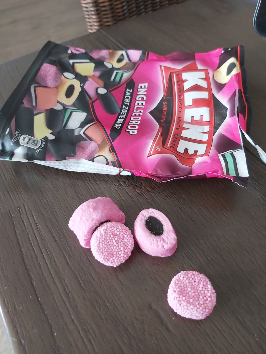 AgnesCvdD's tweet photo. Hoe lang mag je eigenlijk als je alleen bent met een zakje engelse drop doen tijdens de Corona quarantaine? Ik vraag dit voor een vriendin... #coronavirus #klene #engelsedrop https://t.co/nD2Vni1Akv