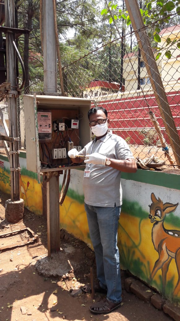 gs1charan's tweet photo. Dedicated field staff of #EESL #enablingmore and ensuring proper functioning of street lights of ULBs in Maharashtra. @Saurabh_KumR @EESL_India @KauAmit @venkat_dwivedi @Soumya_Garnaik #IndiaFightsCoronavirus @gs1charan https://t.co/tJxi6pbwtJ