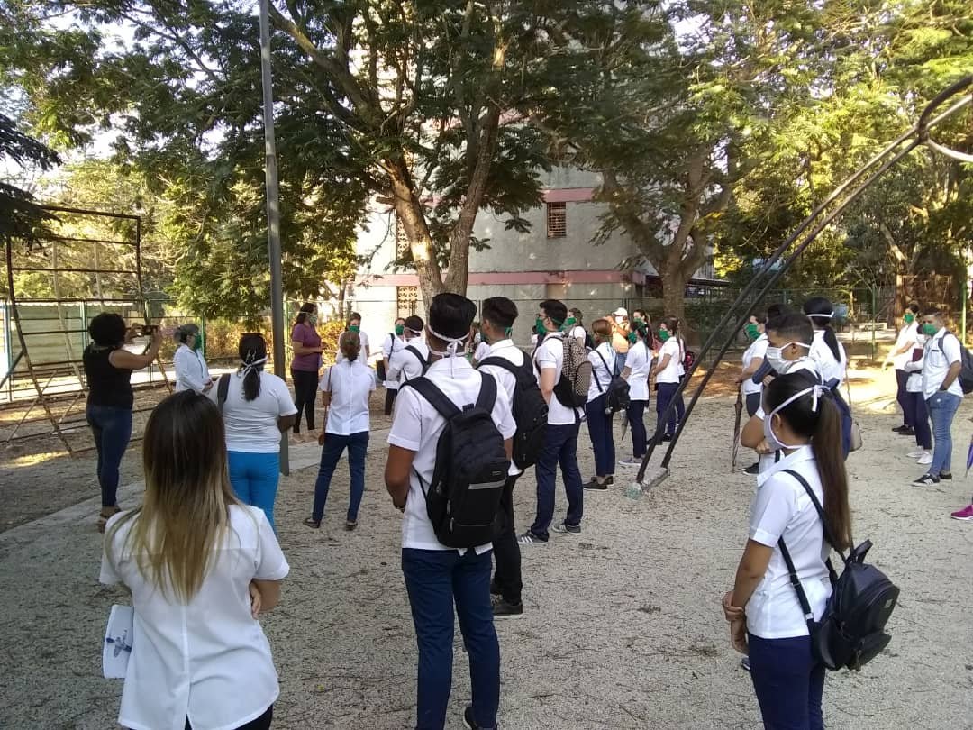 #SomosFEU ⚡ Bien temprano en la mañana se realizaron en todo el país las jornadas de reconocimiento a los estudiantes de las Ciencias Médicas que participan de las pesquisas en las comunidades. En dicho acto se dio lectura al mensaje de la <a href="/UJCuba/">UJC</a> Y la <a href="/FeuCuba/">FEU de Cuba</a> 
#CubaSalvaElAmor