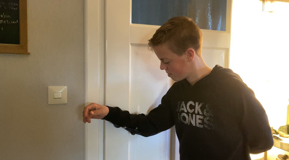 Johan_van_Beek's tweet photo. Zoon (13) heeft zijn 3D printer op volle toeren draaien. Voorkom besmetting via de deurklink, handsfree deuropener, €10,- per stuk incl. rvs bevestigingsmateriaal. Te bestellen via whatsapp. Vraag m’n zoon zijn 06 nummer op via een pb. #COVIDー19 #COVID19 https://t.co/YoEtN0Bs4l