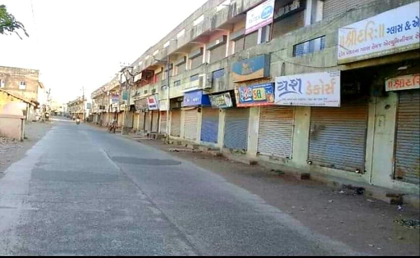 Jignesh02653650's tweet photo. કેટલા પહોળા રસ્તા છે
         તે આજે ખબર પડી
કેટલા મોટા રસ્તા છે 
          તે આજે ખબર પડી
દુકાનોનોના શટરના કલર
    કેવા છે તે આજે ખબર પડી
ધુમાડા વગરની હવા કેવી
             તે આજે ખબર પડી...
#lockdown
#Rajula https://t.co/rDRFLyc2g2