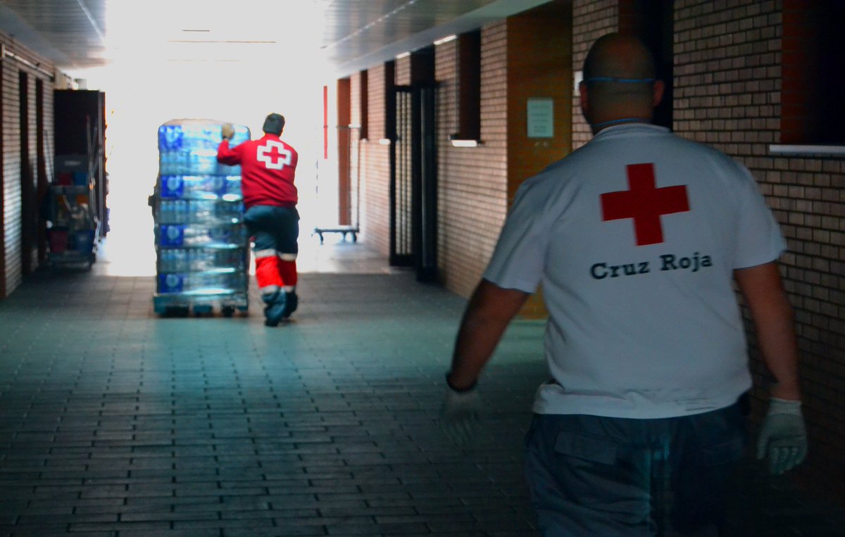 NestleWatersHQ's tweet photo. #StrongerTogether ! @Nestle_es was able to send 65.000 water bottles to hospitals in Extremadura 🇪🇸, thanks to the tremendous work of #Bancodeaguasolidario, coordinated by @Aneabe and @Cruzrojaesp #HealthcareHeroes https://t.co/rARVKN1rz6