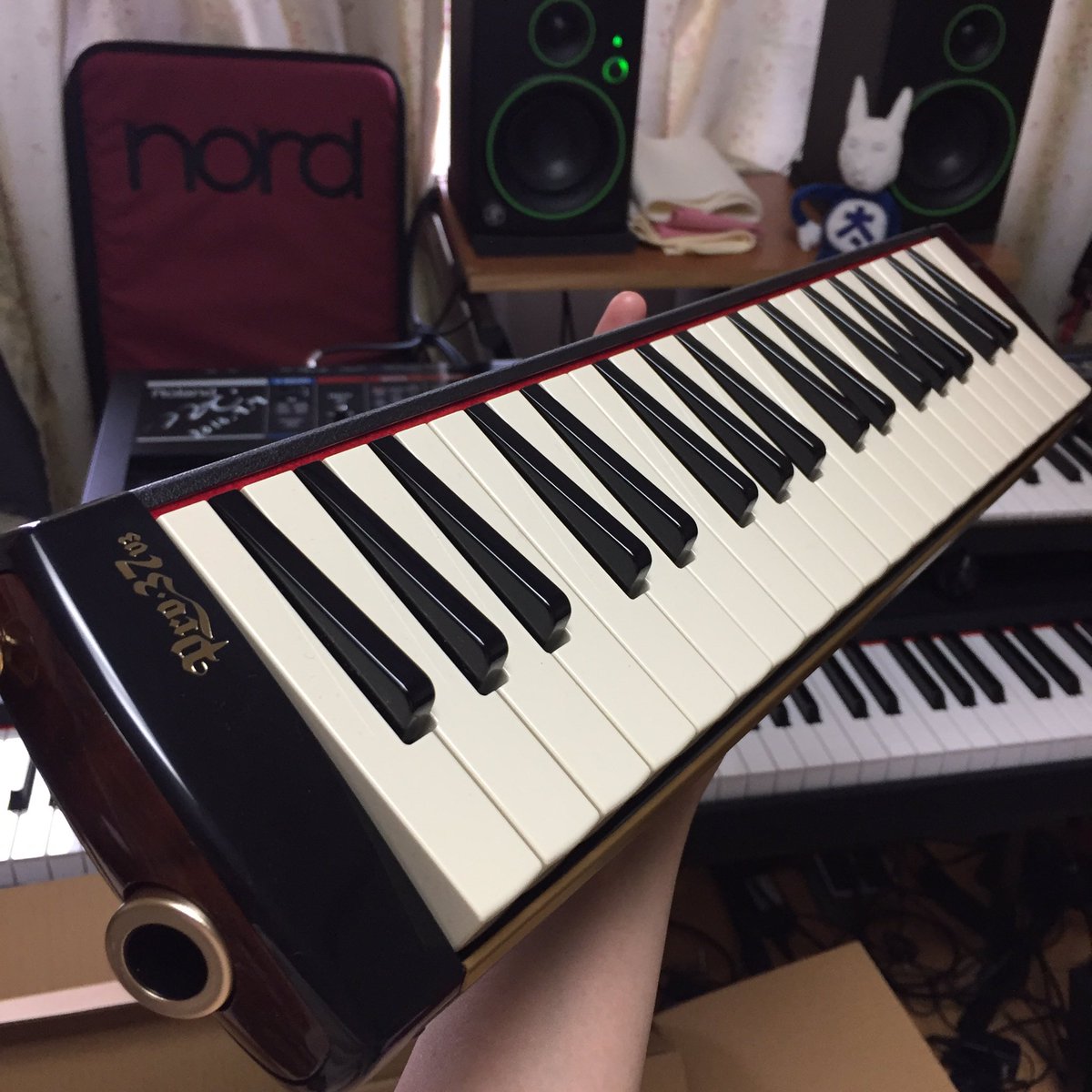 yacochihiro's tweet photo. なんだか景気が悪そうなこのタイミングで楽器を買っちゃうフォロワーさんが多くて、みんな好き!(*´∀`*)
私も買っちゃったよ〜〜〜〜!!
初披露の予定だった4/25のライブは延期だよ〜〜〜〜!ちくしょう!!
でもこの子たのしい✨✨✨
#鍵盤ハーモニカ #鍵ハモ #suzuki #pro37v3 #keyboard https://t.co/63RYNoeWSS