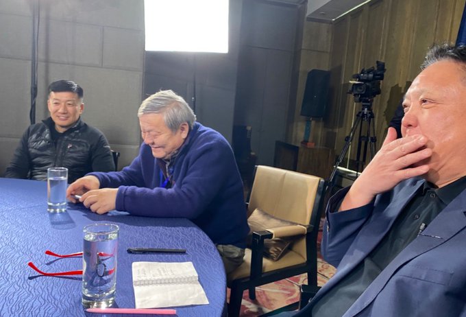 Наад талын нөхөр Монгол бол Хятадын дотор амьдардаг 56 үндэстний нэг гээд хэлчихсэн.Дунд суугаа нь Монгол гэж үндэстэн байгаагүй Хойд Өмнөд Хятад л гэж бсан гээд биччихсэн.Цаад талын нөхөр нь би бол MADE IN CHINA гээд Швейцарт бүртгүүлчихсэн.Ийм 3н хүн МУын УТөөс мөд салахгүй нь.