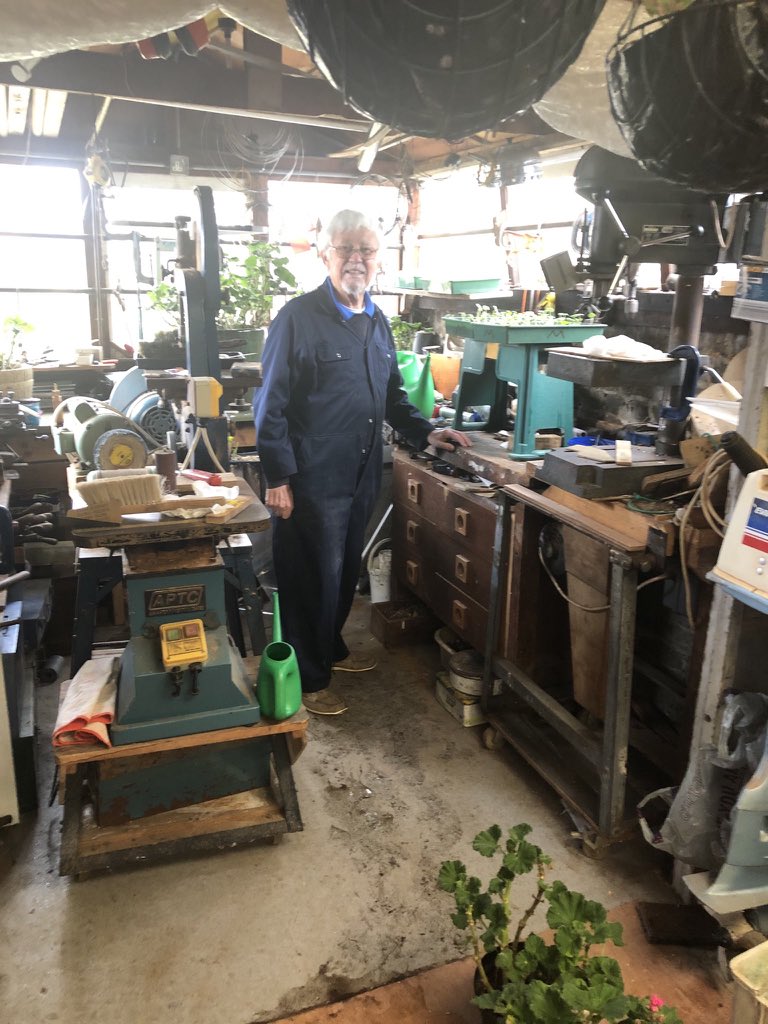 SaraEALipscombe's tweet photo. Missing my parents @LipscombeSylvi1 as we’re now doing the shop-drop- doorstep-shuffle. I delivered plug geraniums this week to keep my Dad occupied. He’s like a pig in poo pottering in his workshop with his plants and machines! #alwaysanengineer https://t.co/oS69GezXXO