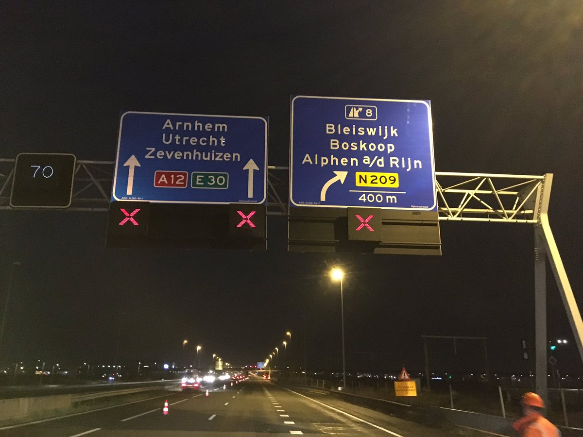 gwoonArthur's tweet photo. Op de #A12R 16,0-17,2 #Zoetermeer en toerit #N470 ri #Utrecht zijn de #verkeersmaatregelen geplaatst en zet @VermeulenAsfalt de lijnen uit voor het #freeswerk en #asfalteerwerkzaamheden de #belijningsploeg van @VermeulenTGM komen later op de avond. π https://t.co/oeKiN4Sdbj