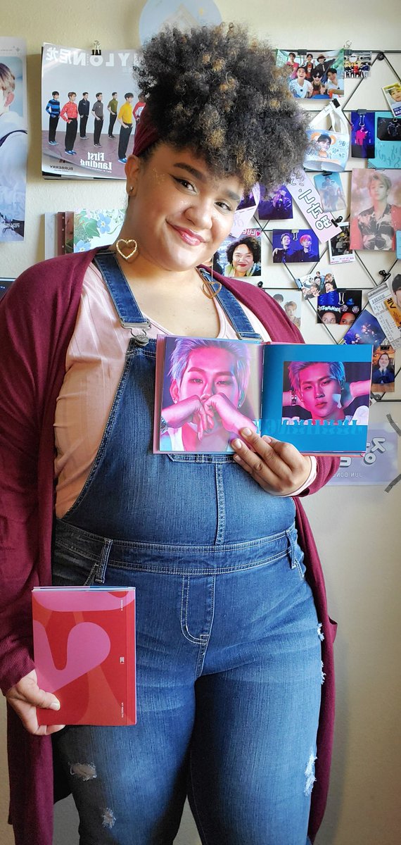 arohahour's tweet photo. kpop albums as outfits but make it plus size https://t.co/omxMn3AOy0
