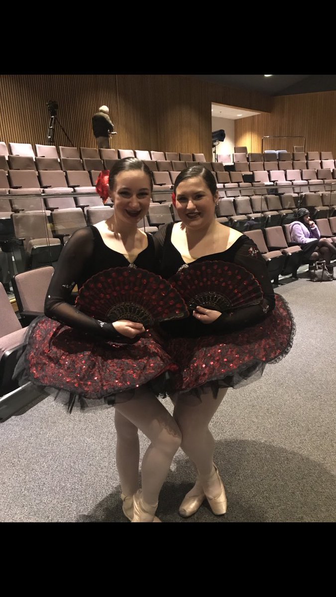 AimeeAlston8's tweet photo. @FHSPeerLeaders @2023_fhs #FHSVSW  Nutcracker then vs. now @gracedeli_ https://t.co/rRY3Xxy16R