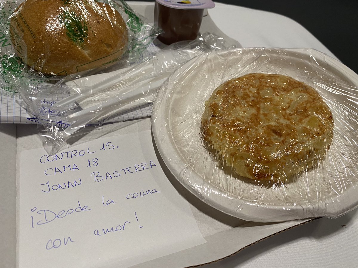 Pixel_Jonan's tweet photo. IfemaLand, día 6, cena
Los increíbles y majérrrimos trabajadores de Eurest, responsables de la comida de Ifema, me han mandado esta cena con tortilla de patata solo para mí https://t.co/iAHtCdSoB6