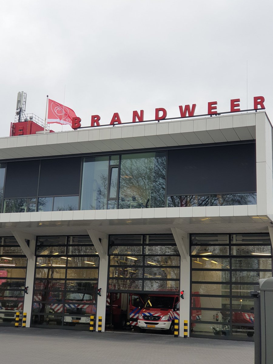 berryduin's tweet photo. Vanmiddag een eerbetoon gebracht samen met @brandweerlwd en @politie_lwdn bij @MCLeeuwarden aan de toppers in de zorg. Daarna de vlag geplaatst bij de hoofdpost. #metelkaarvoorelkaar https://t.co/FrR28RJEU4