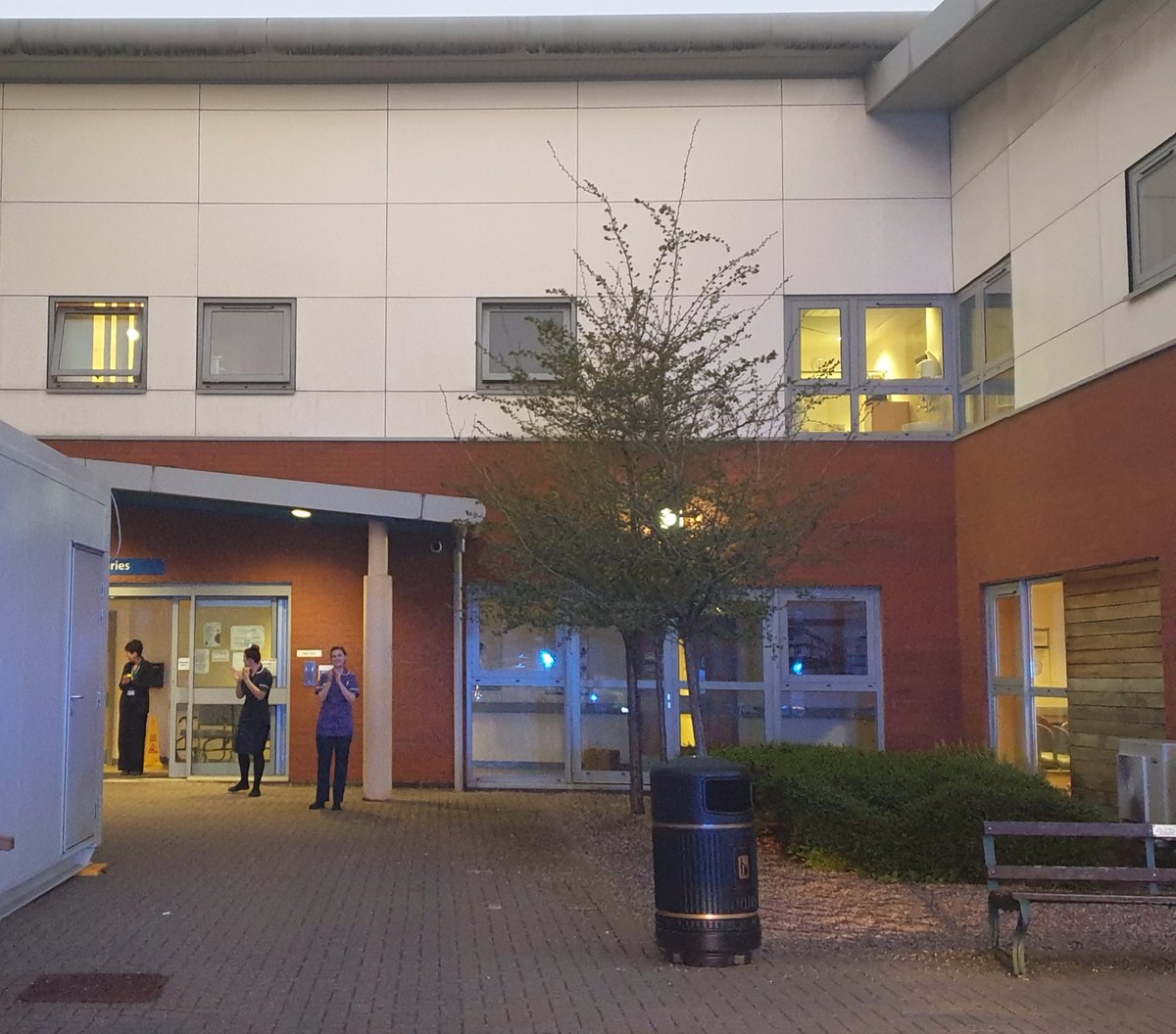 A humbling experience to share a moment with the staff at Samuel Johnson Hospital as we clapped in support of key workers. We even greeted a young patient who was rewarded for his hospital bravery with a bark from #PDReacher #InItTogether #StayHomeSaveLives #COVID19 <a href="/StaffsDogs/">Staffs Dogs & ARV</a>