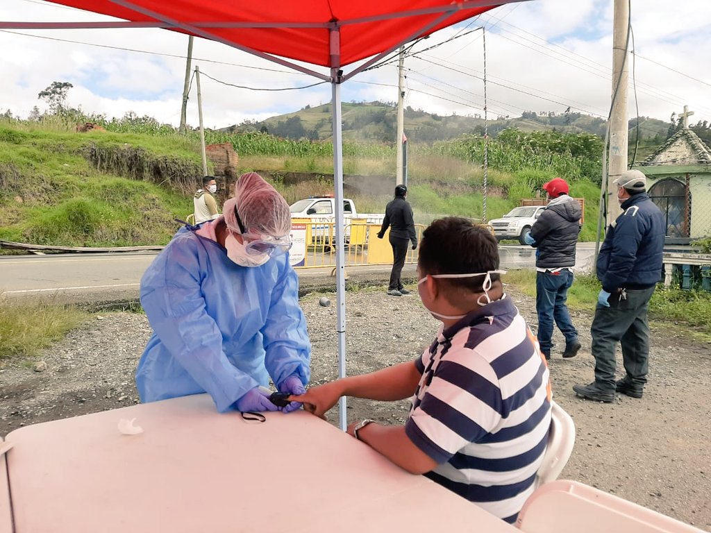 DPS_LosRios's tweet photo. #Bolívar | Personal del Distrito de Salud local, en articulación con @GADGuaranda, @FFAAECUADOR y @PoliciaEcuador, realiza control médico de personas que ingresan a la urbe en el sector de la Panamericana Sur, para descartar síntomas de #COVID19ec y prevenir contagios masivos. https://t.co/jqsRXXnKOE