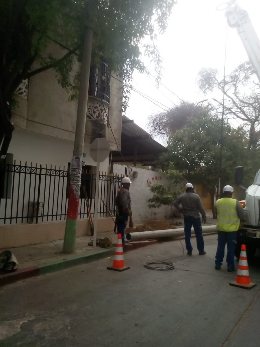 EdwinGoenaga's tweet photo. Hoy en el barrio Olivo de Santa Marta cambiamos 3 postes a solicitud de un edil de la ciudad y nuestros clientes. Gracias a todo el personal operativo de Electricaribe por continuar  en las calles trabajando arduamente permitiendo que podamos dar energía a todos nuestros clientes https://t.co/UclcuQH73q