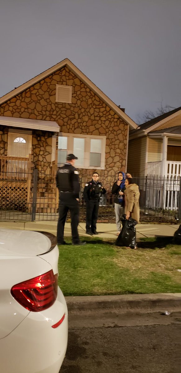 neilkhot's tweet photo. AIRBNB HOSTS KICKS OUT A INDIAN MOTHER AND HER TWO DAUGHTERS, THROWS THEIR LUGGAGE IN FRONT OF CHICAGO POLICE AND BELONGINGS ON THE STREET (GLADYS AVE).
SHOULD AIRBNB GET AWAY WITH THIS ?? @marisa_novara @AldermanBurnett @IndiainChicago   @LightfootForChi https://t.co/lHYMC717Xt