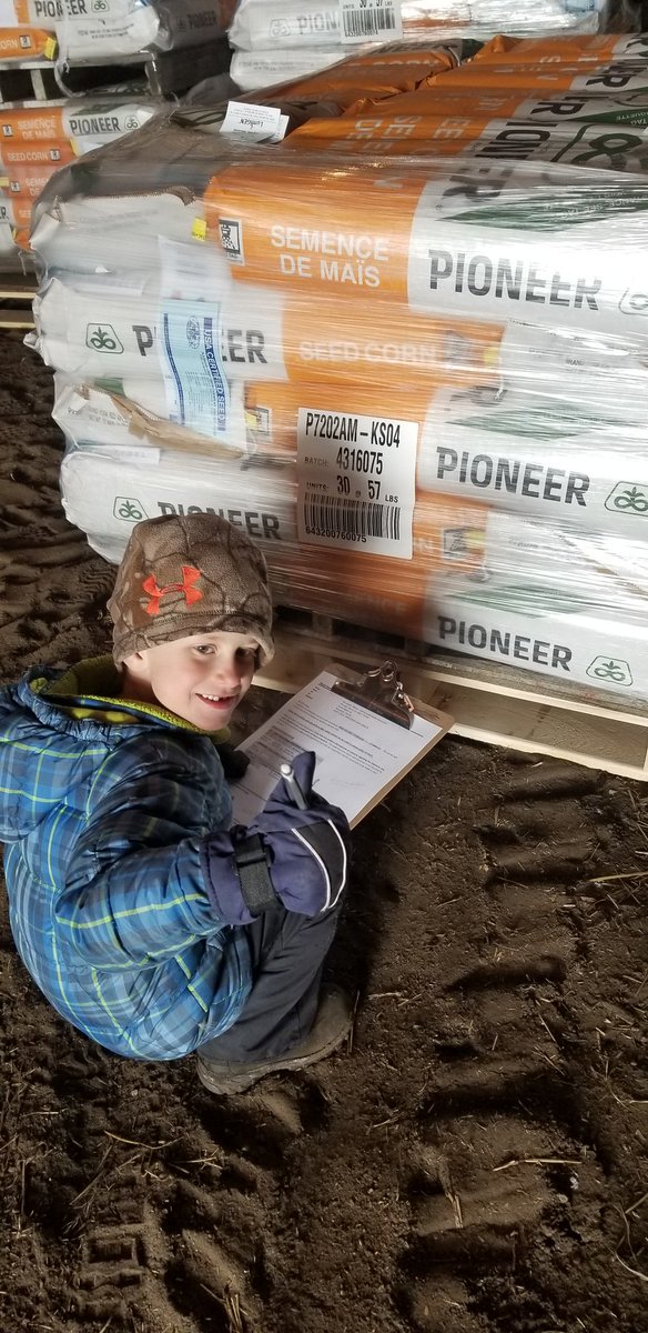 canolachristy's tweet photo. Boss was excited to help check in a load of corn seed today π½π½π½ #teachthemyoung #aggiebaby #P7202 #P6909 https://t.co/m6daa95ZdE